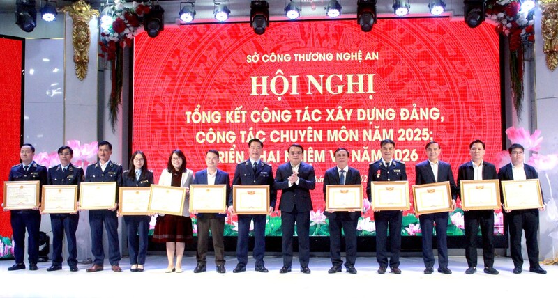 Phó Chủ tịch UBND tỉnh Nghệ An Phùng Thành Vinh trao bằng khen của UBND tỉnh cho các tập thể, cá nhân. Ảnh: Mai Liễu