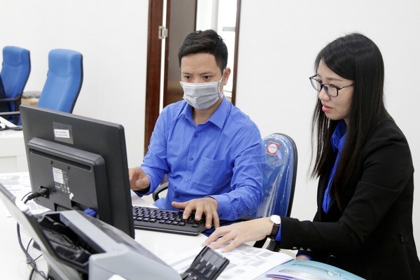 Đối với thanh niên, nguy cơ bị chi phối bởi tin giả, thông tin xấu độc không chỉ là vấn đề cá nhân. Ảnh minh hoạ