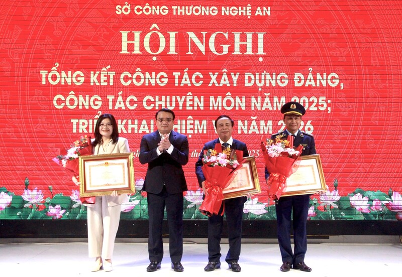 Phó Chủ tịch UBND tỉnh Nghệ An Phùng Thành Vinh trao Bằng khen của Thủ tướng Chính phủ cho 3 cá nhân. Ảnh: Mai Liễu