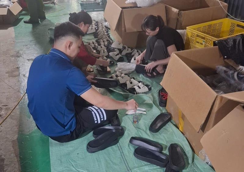 Tại hiện trường, lực lược chức năng thu giữ tang vật vi phạm 7.000 đôi dép mang nhãn hiệu Adidas các loại. Ảnh: QLTT Thanh Hóa