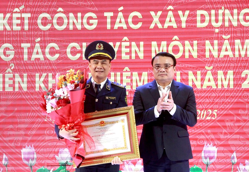 Ông Nguyễn Văn Hường - Chi cục trưởng Chi cục QLTT Nghệ An đón nhận Huân chương Lao động hạng Ba. Ảnh: Mai Liễu