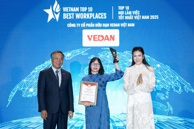 Đại diện Vedan Việt Nam đón nhận giải thưởng “Top 10 nơi làm việc tốt nhất Việt Nam năm 2025”