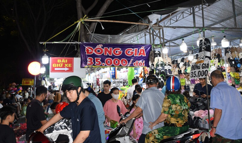 Đông đảo người dân và du khách quốc tế tham quan, mua sắm tại hội chợ. Ảnh: Minh Khuê.