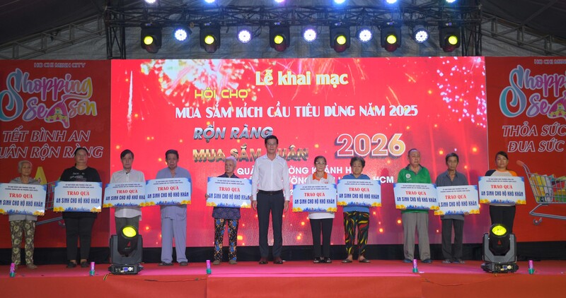 Ban Tổ chức trao tặng quà cho các hộ nghèo, cận nghèo và các đối tượng yếu thế trên địa bàn 3 phường tại lễ khai mạc hội chợ. Ảnh: Minh Khuê.