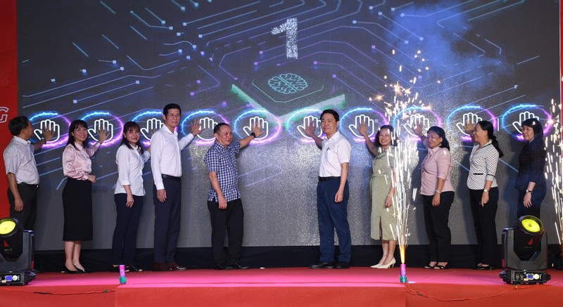 Đại biểu thực hiện nghi thức khai mạc Hội chợ “Rộn ràng mua sắm Xuân 2026”. Ảnh: Minh Khuê.