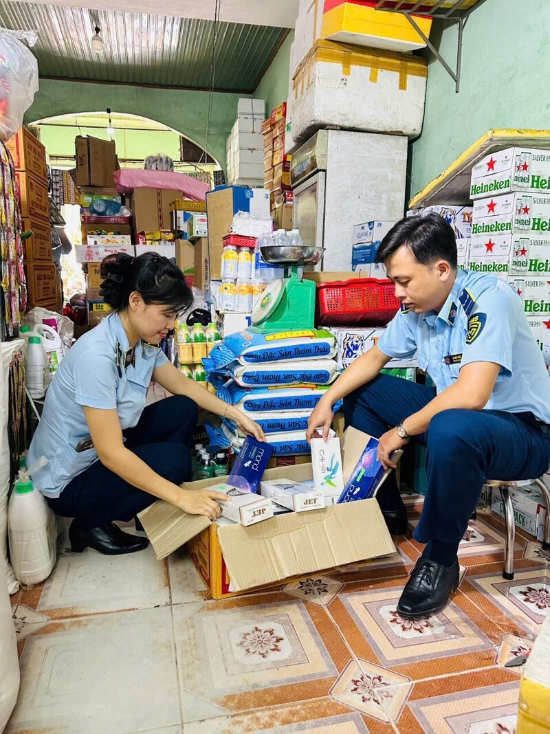 Lực lượng chức năng tiến hành thu giữ và tiêu hủy số lượng lớn thuốc lá không rõ nguồn gốc. Ảnh: Tuệ Lâm