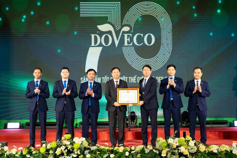 Lãnh đạo và tập thể CBCNV Công ty CP Thực phẩm Xuất khẩu Đồng Giao nhận bằng khen của Chủ tịch UBND tỉnh Ninh Bình