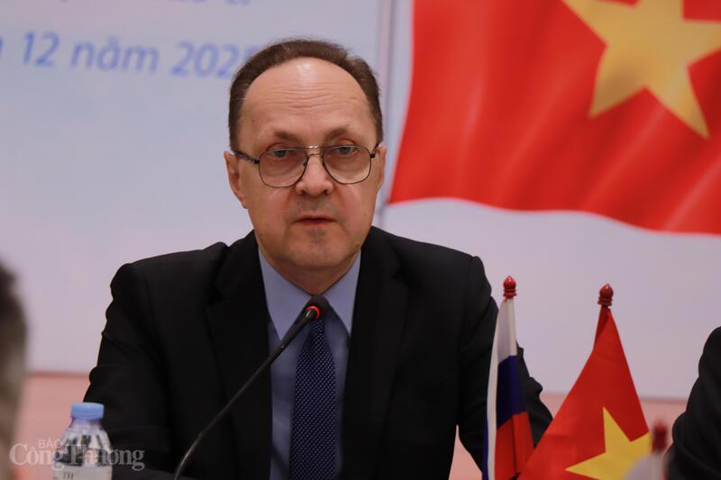 Đại sứ Nga tại Việt Nam Gennady Stepanovich Bezdetko phát biểu tại họp báo. Ảnh: Thanh Tuấn