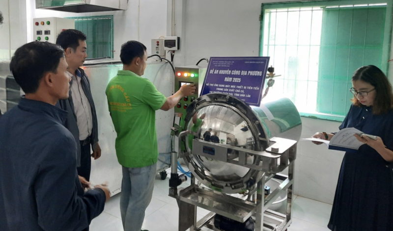 Trung tâm Khuyến công và Xúc tiến Thương mại Đắk Lắk phối hợp tổ chức nghiệm thu đề án "Hỗ trợ ứng dụng máy móc thiết bị tiên tiến trong sản xuất chả cá” tại hộ kinh doanh Hải sản Sông Cầu, phường Xuân Đài. Ảnh: Trần Cường