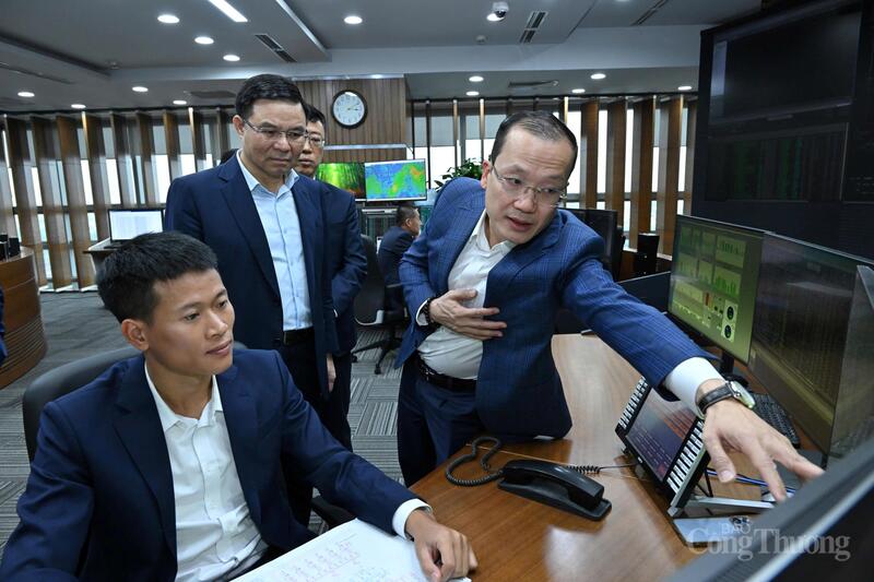 Tổng giám đốc NSMO báo cáo công tác vận hành, điều độ hệ thống điện với Quyền Bộ trưởng Lê Mạnh Hùng. Ảnh: Cấn Dũng