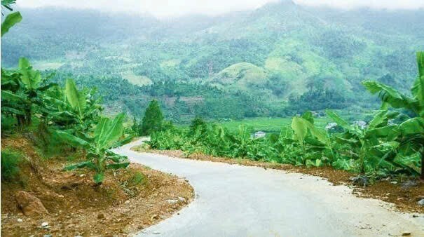 Tuyến đường từ thôn Lao Hầu đi  thôn Thính Chéng (Mường Khương) đã được bê tông hóa. Ảnh: Quỳnh Hoa