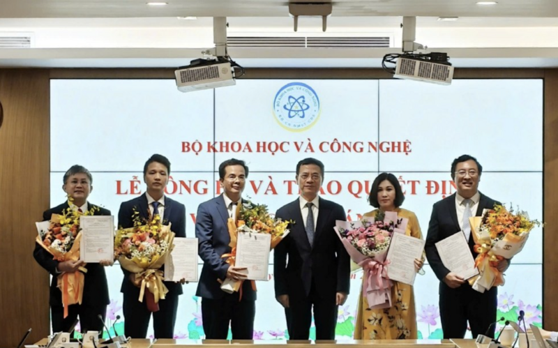 Bộ trưởng Nguyễn Mạnh Hùng trao quyết định cho các nhân sự được bổ nhiệm. Ảnh: Bộ Khoa học và Công nghệ