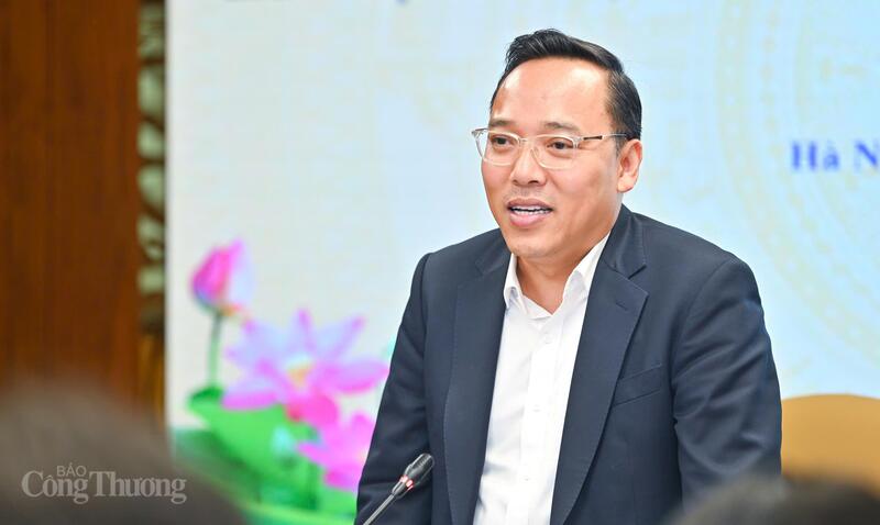 Thứ trưởng Bộ Công Thương Nguyễn Hoàng Long phát biểu tại buổi làm việc. Ảnh: Nam Nguyễn