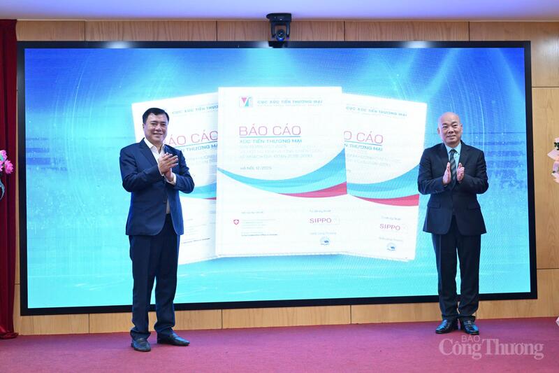 Thứ trưởng Bộ Công Thương Nguyễn Sinh Nhật Tân và Cục trưởng Cục Xúc tiến thương mại thực hiện nghi thức công bố báo cáo xúc tiến thương mại giai đoạn 2021-2025 và một số định hướng chiến lược, kế hoạch hành động xúc tiến thương mại giai đoạn 2026-2030. Ảnh: Cấn Dũng