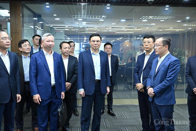 Quyền Bộ trưởng Lê Mạnh Hùng kiểm tra phòng điều khiển hệ thống điện. Ảnh: Cấn Dũng