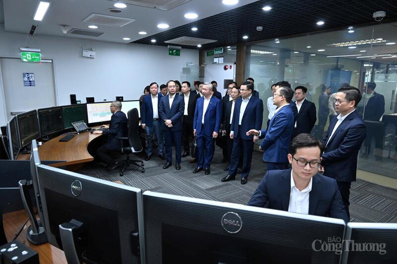 Quyền Bộ trưởng cùng đoàn công tác thăm phòng điều khiển hệ thống điện. Ảnh: Cấn Dũng