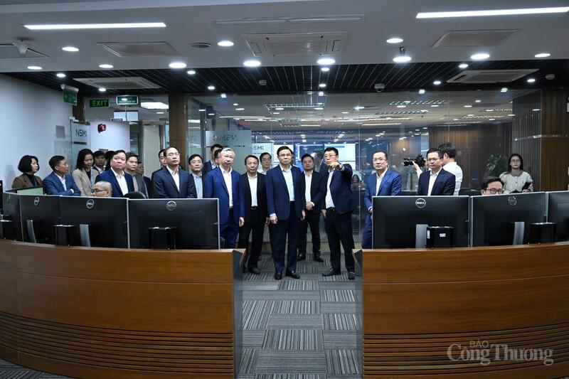 Chủ tịch HĐTV NSMO Nguyễn Đức Cường báo cáo với Quyền Bộ trưởng Lê Mạnh Hùng. Ảnh: Cấn Dũng