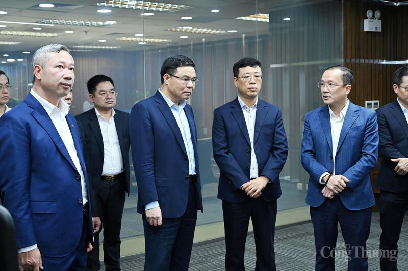 Tổng giám đốc NSMO Nguyễn Đức Ninh thông tin về công tác bố trí nhân sự tại phòng điều khiển hệ thống. Ảnh: Cấn Dũng