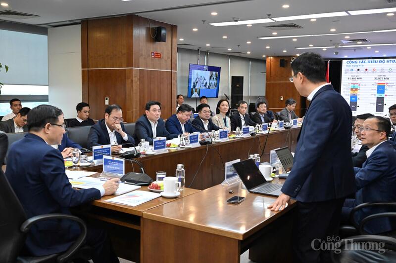 Quyền Bộ trưởng Lê Mạnh Hùng nghe lãnh đạo NSMO báo cáo.