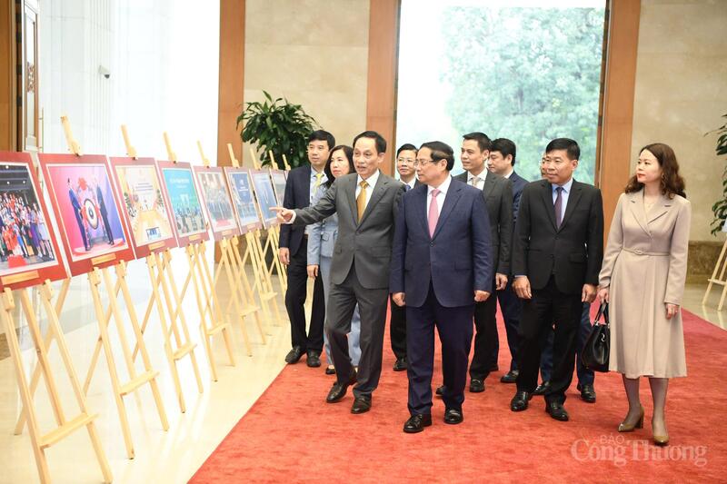 Thủ tướng Phạm Minh Chính tham quan triển lãm ảnh về hoạt động đối ngoại của đất nước trong năm qua.