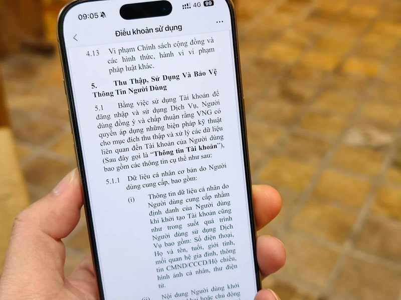 Nhiều người dùng tỏ ra khó chịu khi Zalo bất ngờ yêu cầu “cập nhật điều khoản dịch vụ mới”. Ảnh: Nguyễn Thịnh