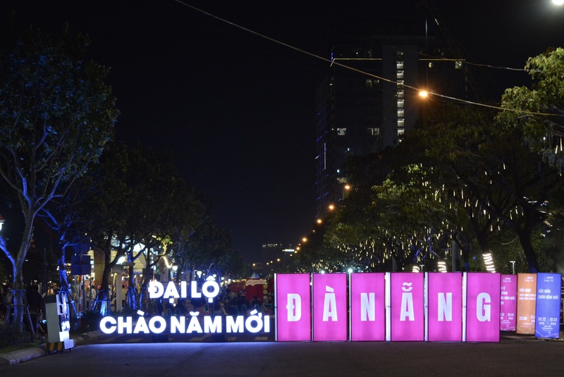 Đại lộ “Đà Nẵng - Chào năm mới 2026” rực rỡ ánh sáng, thu hút đông đảo người dân và du khách tham gia trong những ngày cuối năm. Ảnh: Ngọc Thảo