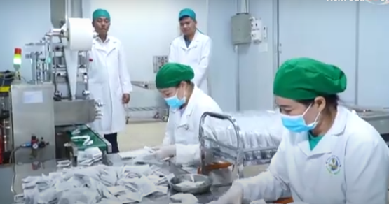 Hợp tác xã nông dược Tĩnh Sáng Đường được hỗ trợ đầu tư máy móc, thiết bị, nâng cao dây chuyền sản xuất. Ảnh: Mai Liễu