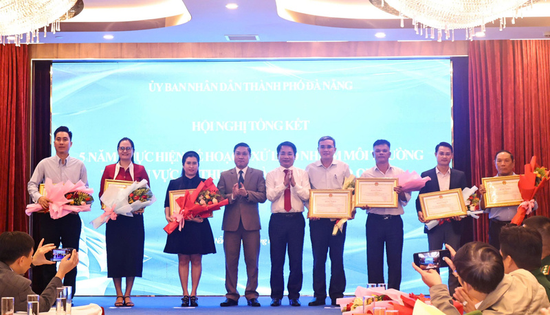 Trao bằng khen tặng các tập thể và cá nhân có thành tích xuất sắc trong công tác xử lý ô nhiễm môi trường tại khu vực Âu thuyền và Cảng cá Thọ Quang, giai đoạn 2020 - 2025. Ảnh: Diễm Phúc