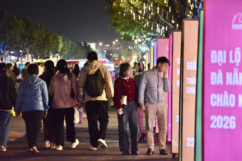 Dọc đại lộ, ba không gian nghệ thuật được bố trí mở giúp người dân và du khách trực tiếp hòa mình vào nhịp điệu sôi động của lễ hội. Ảnh: Ngọc Thảo