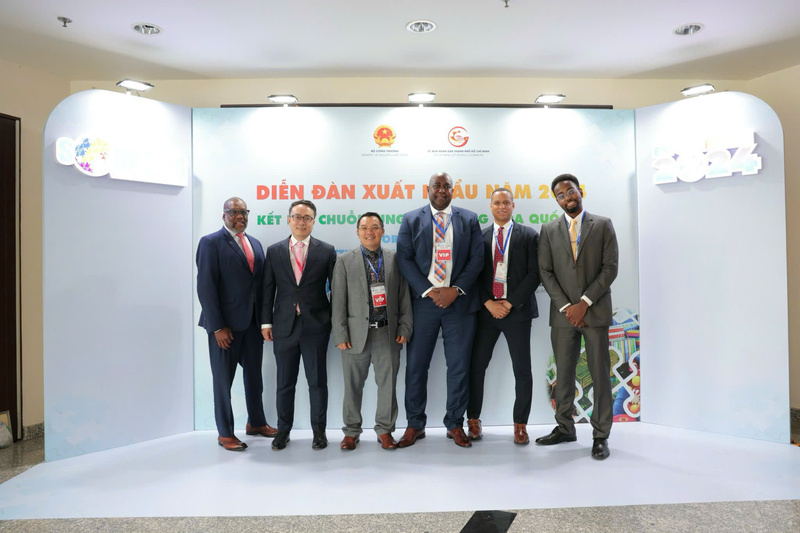 Ông Đỗ Ngọc Hưng (thứ hai từ trái sang) cùng các doanh nghiệp đối tác tại sự kiện Diễn đàn xuất khẩu năm 2025.