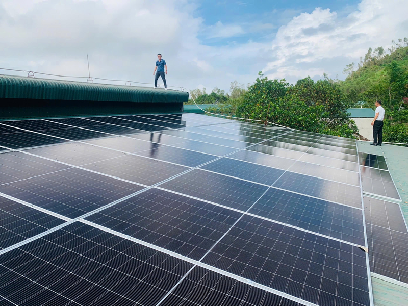 Rạng Đông hoàn thiện lắp đặt và đưa vào vận hành hệ thống điện mặt trời mái nhà công suất 250kWp cho nhà xưởng sản xuất tại Nghệ An (Ảnh: DNCC)