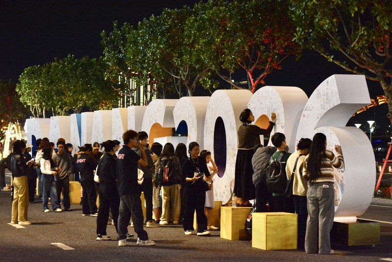 Không gian “Sắc màu chào năm mới” mang đến khu vực trải nghiệm mở cho người dân và du khách.  Ảnh: Ngọc Thảo