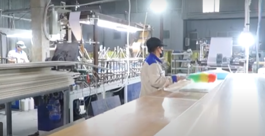 Công ty TNHH Nhựa Minh Phương được hỗ trợ đầu tư dây chuyền sản xuất. Ảnh: Mai Liễu