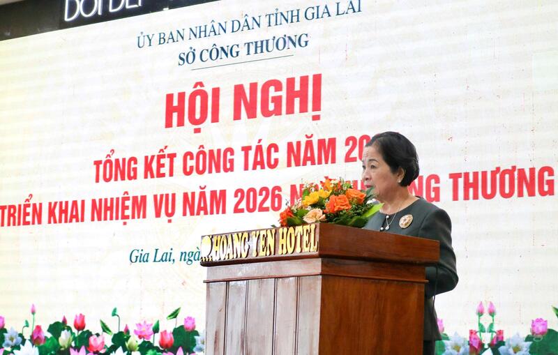 Bà Nguyễn Thị  Sen - Chủ tịch Hiệp hội Doanh nghiệp tỉnh Gia Lai phát biểu tại hội nghị.