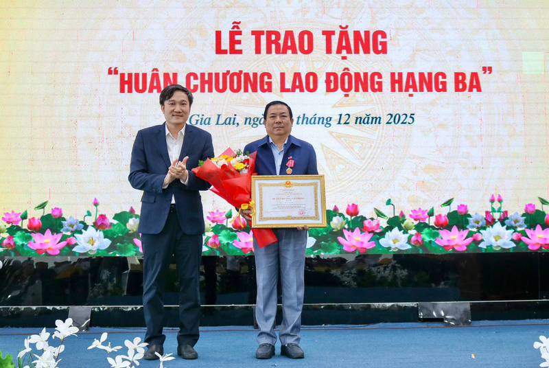 Ông Ngô Văn Tổng - nguyên Giám đốc Sở Công Thương Bình Định (nay là tỉnh Gia Lai) nhận Huân chương Lao động hạng Ba.