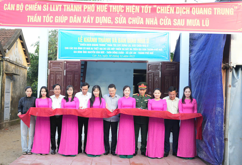 Nghi thức cắt băng khánh thành và bàn giao nhà ở cho người dân thuộc "Chiến dịch Quang Trung". Ảnh: N. Minh