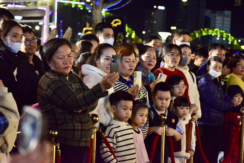 Các màn trình diễn nghệ thuật đường phố mang lại tiếng cười và niềm vui bất ngờ cho người dân. Ảnh: Ngọc Thảo