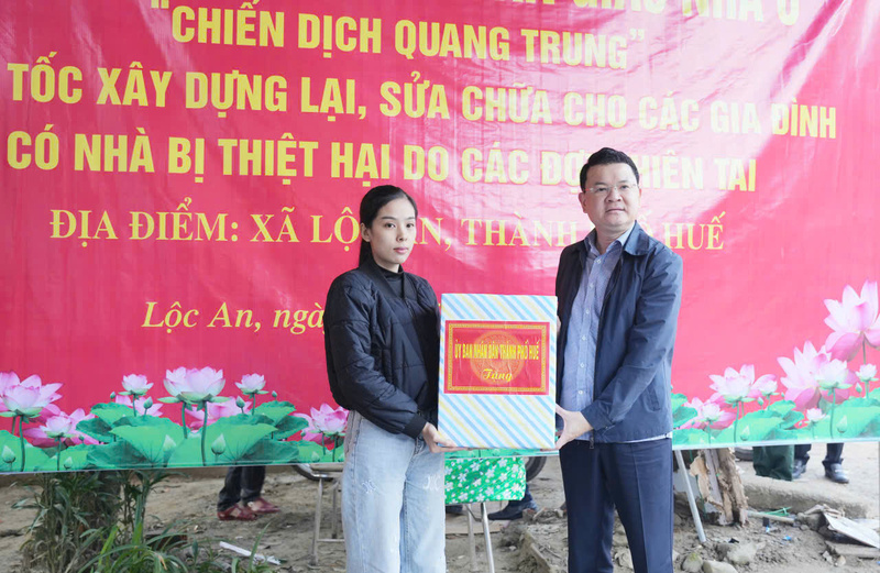 Phó Chủ tịch UBND TP. Huế Hoàng Hải Minh tặng quà cho hộ gia đình. Ảnh: N. Minh