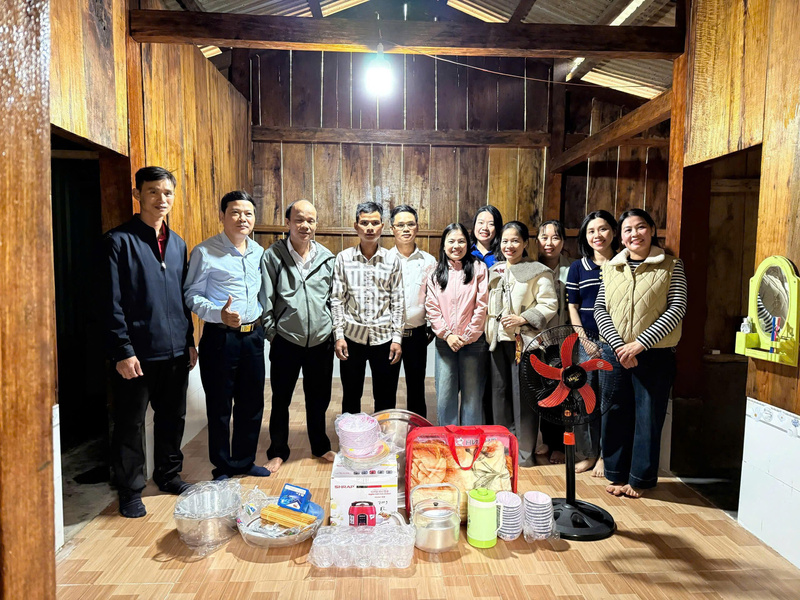 Các thầy cô Trường Phổ thông dân tộc bán trú THCS Võ Nguyên Giáp chung vui với gia đình anh Hồ Văn Dân trong ngày dọn vào nhà mới. Ảnh: Bình An