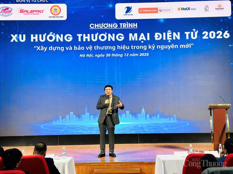 GS.TS Đinh Văn Hiến - đại diện Công ty Cổ phần Hệ sinh thái Salepro chia sẻ tại hội thảo. Ảnh: Đ.N