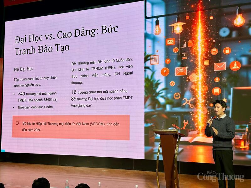 Thạc sĩ Nguyễn Trung Kiên - Trưởng bộ môn Thương mại điện tử, Trường Cao đẳng Thương mại và Du lịch Hà Nội chia sẻ tại hội thảo. Ảnh: Đ.N