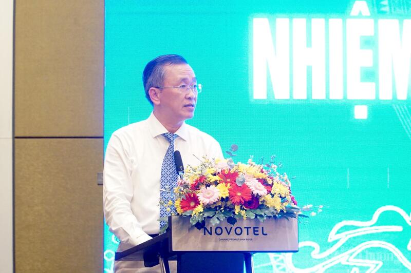 Ông Trần Phước Trí - Chánh Văn phòng Sở Công Thương TP. Đà Nẵng công bố các quyết định khen thưởng.