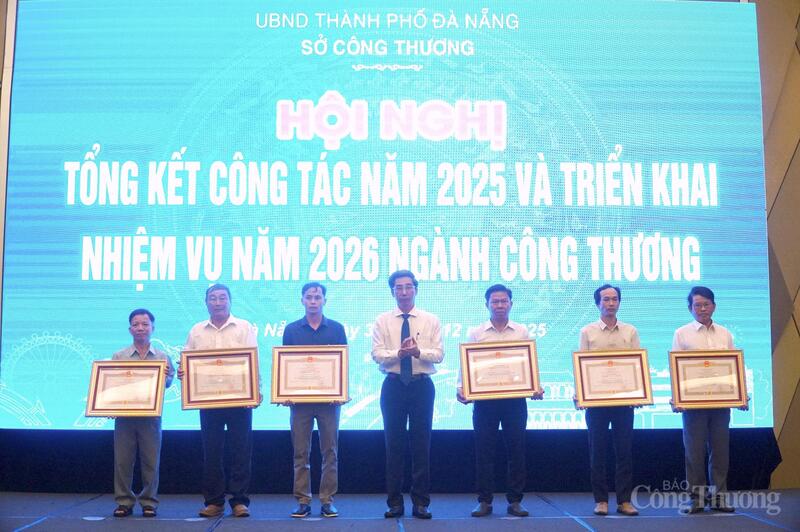 Phó Chủ tịch UBND TP. Đà Nẵng Trần Chí Cường trao Bằng chứng nhận danh hiệu “Nghệ nhân Nhân dân” và “Nghệ nhân Ưu tú”  của Chủ tịch nước cho các nghệ nhân.