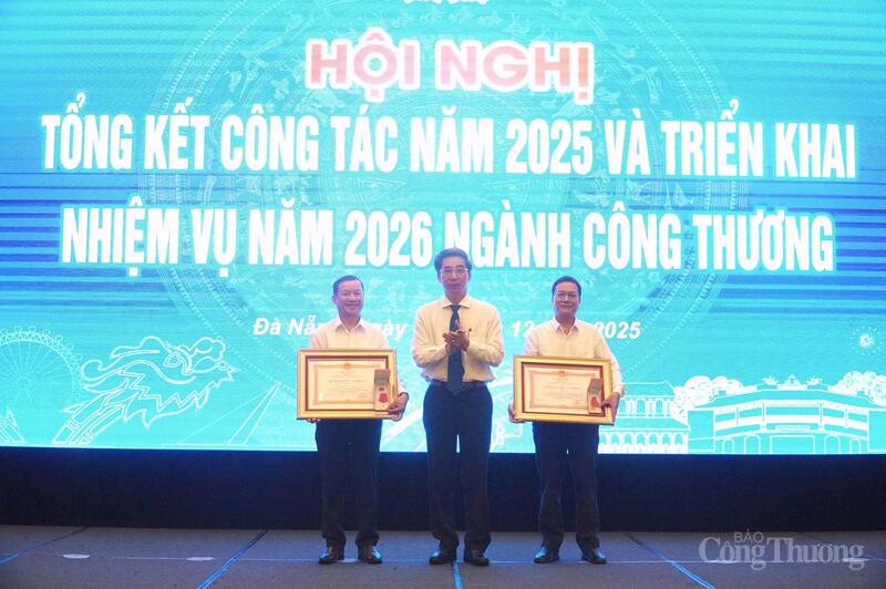 Ông Trần Chí Cường - Phó Chủ tịch UBND TP. Đà Nẵng trao Huân chương Lao động hạng Ba của Chủ tịch nước cho hai cá nhân.