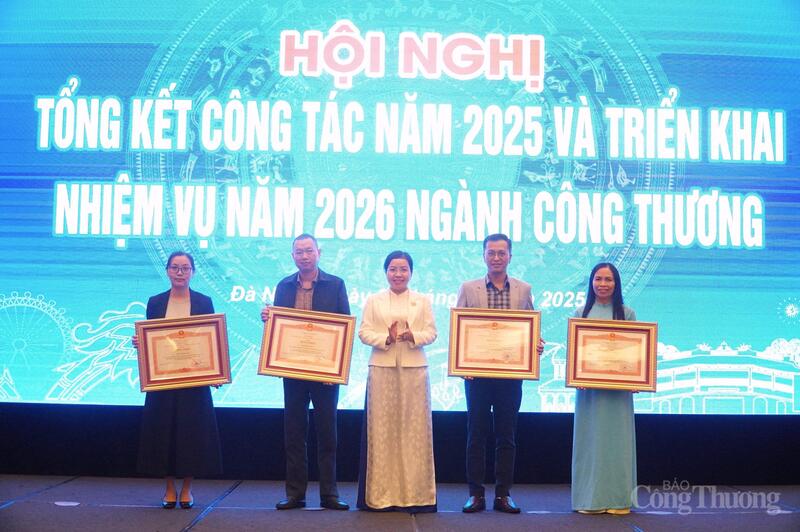 Bà Lê Thị Kim Phương - Giám đốc Sở Công Thương TP. Đà Nẵng trao Bằng khen của Thủ tướng Chính phủ cho các cá nhân.