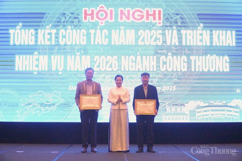 Giám đốc Sở Công Thương trao Bằng khen của Chủ tịch UBND TP. Đà Nẵng cho các cá nhân.