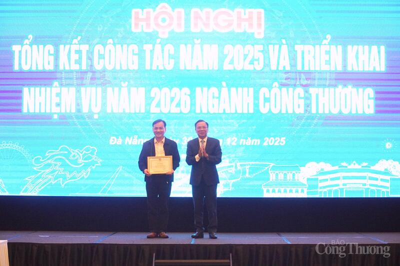 Ông Nguyễn Văn Trừ - Phó Giám đốc Sở Công Thương TP. Đà Nẵng trao giấy khen của Giám đốc Sở Công Thương Đà Nẵng cho ông Võ Đại Hiệp.