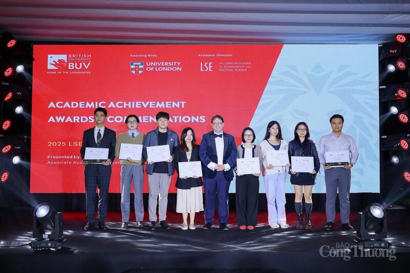 Phó Giáo sư James Abdey trao giải cho các sinh viên đạt thành tích học thuật xuất sắc bậc cử nhân của ĐH London tại BUV.