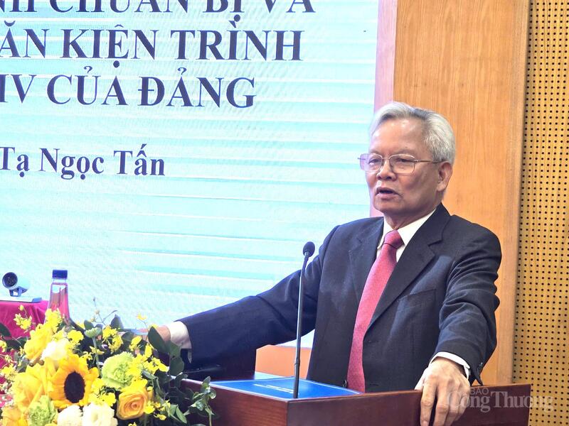 GS Tạ Ngọc Tấn trình bày tham luận