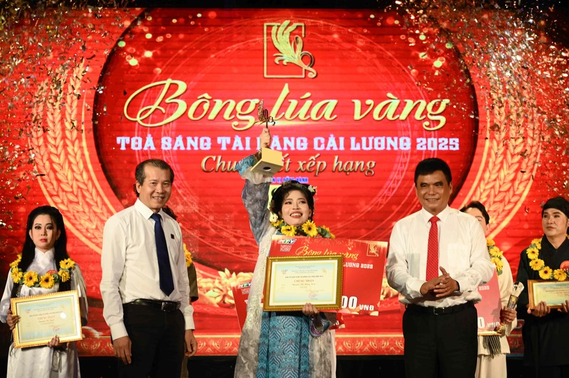 Ông Cao Anh Minh – Tổng Giám đốc HTV (bên phải) và ông Phan Văn Tâm – Phó Tổng Giám đốc Công ty CP Phân bón Bình Điền (bên trái) trao Chứng nhận, Cúp Bông lúa vàng và tiền thưởng cho thí sinh Nguyễn Thị Hồng Toán xuất sắc đoạt giải Quán quân Bông Lúa Vàng 2025.